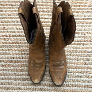 Woman’s Ariat Heritage R Toe boot